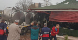 Süt yüklü tanker kafeye girdi: 1'i ağır, 8 yaralı