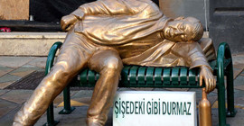 Eskişehir Belediyesi'nden 'sarhoş adam heykeli'