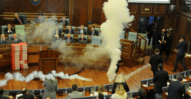 Muhalefet meclise gaz bombası attı