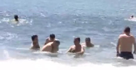 Alanya'da turizmciler ve turistler birlikte denize girdi