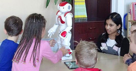 23 dil bilen robot öğretmen derslere giriyor