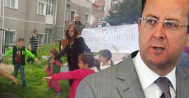 Kızlarla erkekler aynı merdivende oturuyor diye mühürlemiş