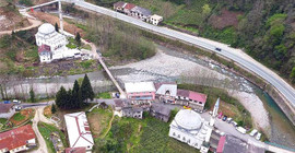 Derenin ayırdığı iki köyde 100 metre arayla iki cami