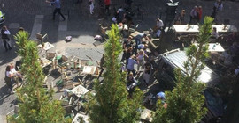 Bir Alman vatandaşının kullandığı araç kalabalığa daldı: 3 ölü, 20 yaralı