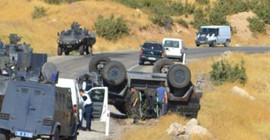 Operasyona giden askeri araç devrildi
