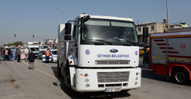 Yaşlı kadın çöp kamyonunun altın kalarak can verdi