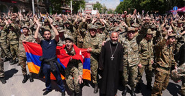 Ermenistan'da askerler de protestolara katıldı