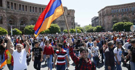 Binlerce protestocu Erivan sokaklarında