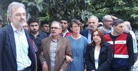 Hamzaoğlu'nu annesinin cenazesinde konuşturmadılar