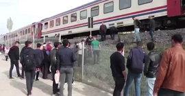Raylarda müzik dinleyerek yürüyen gence tren çarptı