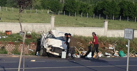 Arı kovanı yüklü kamyonet devrildi: 1 ölü