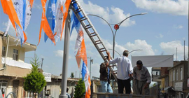 Kayyım HDP bayraklarını kaldırıp AKP bayrakları astı