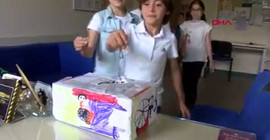 Harçlıklarıyla tekerlekli sandalye aldılar