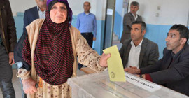 Mardin'de HDP'nin 143 sandığı taşınıyor