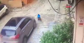 Annesinin aracının altında kalan küçük çocuk