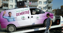 Demirtaş'ın seçim aracı 'gözaltına' alındı