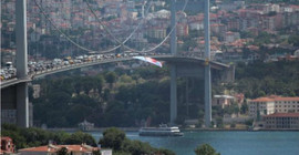 İYİ Partililer Boğaziçi Köprüsü'ne Akşener posteri astı