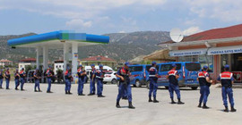 Sekiz kişilik basın açıklamasına 40 jandarma