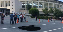 Dolmabahçe'de yol çöktü