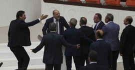 Ahmet Şık'a Meclis'te saldırı