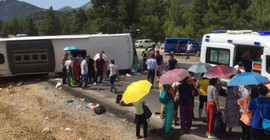Antalya'da turist otobüsü kaza yaptı: 2 ölü, 30 yaralı