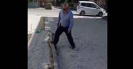 Muhtar beğenmediği kaldırım taşlarını tekmeyle yıktı