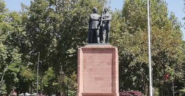Çıplak heykele ‘şort’ talebi