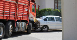Kamyon otomobili çarpa çarpa parçaladı