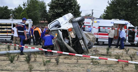Minibüs takla attı: 2 ölü, 4 yaralı