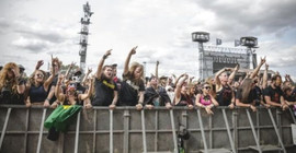 Huzurevinden kaçıp heavy metal festivaline gittiler