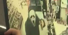 Bakkalı 'Çığlık' maskesi ile soydular