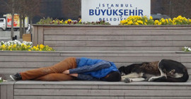 Sokaklar yeniden evsizler için yatak oldu