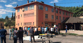 Maden işçileri, protesto için çatıya çıktı