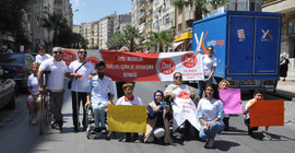 Kaldırımlara park eden araçlara sticker'lı protesto