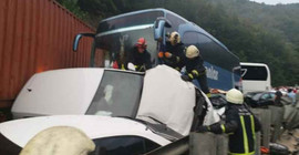 Zincirleme trafik kazasında 1 ölü, 30 yaralı