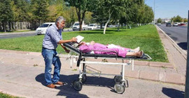 Ambulans verilmeyince hastasını sedye ile caddeye çıkardı