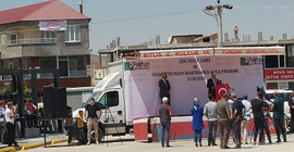 Camiye zincir vuran müteahhit bu kez pankart astı