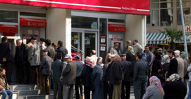 Emekliler bayramdan önce maaşlarını çekemedi