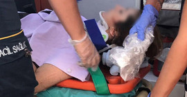Bıçaklayıp balkondan attığı eşinin üstüne saksı fırlattı
