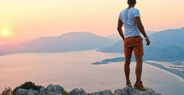30 bin lira maaşlı ‘profesyonel turist'in mesaisi başladı