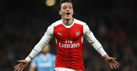 İngiliz basını: Özil, Paris ya da Milano takımlarından birini seçecek