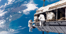 Astronotlardan oksijen sızıntısına 'parmak ve bantla' müdahale