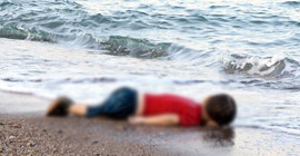 Aylan bebeği fotoğraflayan muhabirin işine son verildi