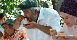 İki dakikada 2 kiloya yakın bal yedi