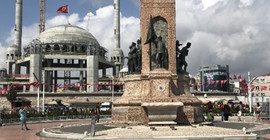 Taksim'deki Cumhuriyet Anıtı'nı kırdılar