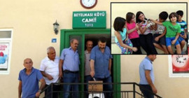 Cuma namazı çıkışı kediler için yardım topladılar