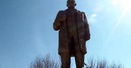 İmamlar para toplayıp Lenin heykelini restore etti