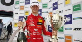 Mike Schumacher dolu dizgin gidiyor