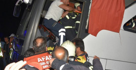 Polis otobüsü devrildi: Çok sayıda yaralı var