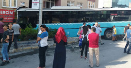 Halk otobüsü 5 katlı binaya çarptı